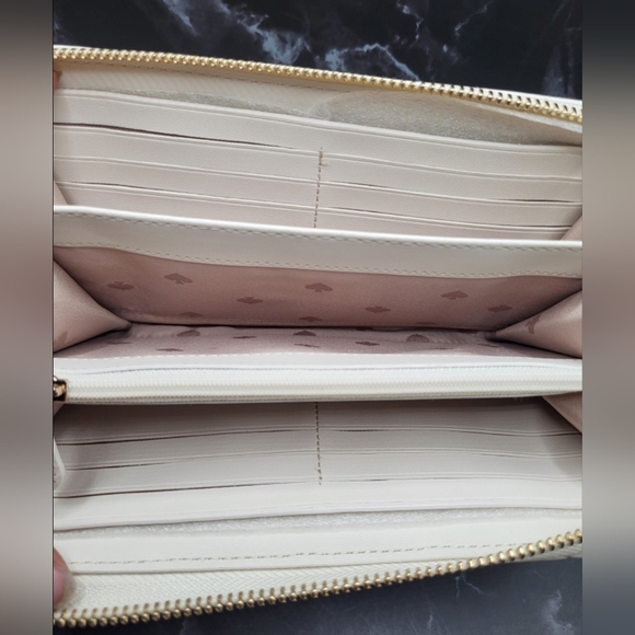 NWT Kate Spade White Quilted Large Wallet - Picture 3 of 5